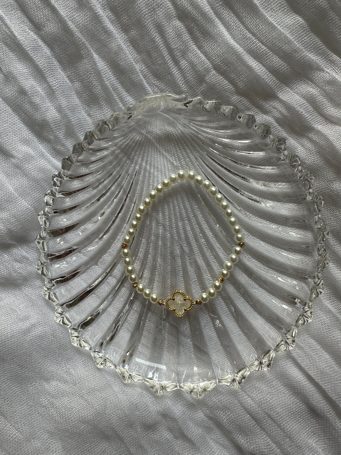 Perlenarmband mit Weißen Perlen und Beigen Kleeblatt Anhänger - 10474