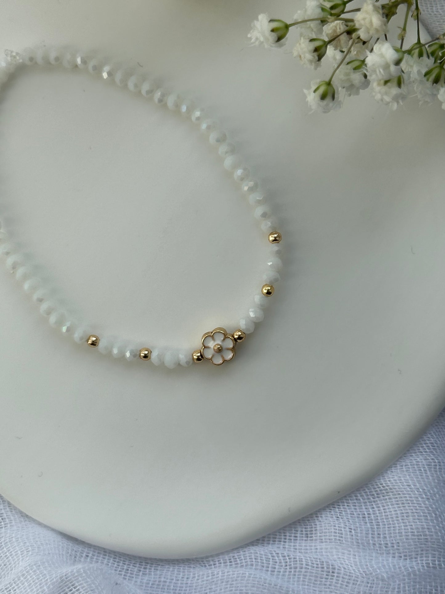 Perlenarmband mit Weißen Kristallperlen und Blumen Anhänger - 10551