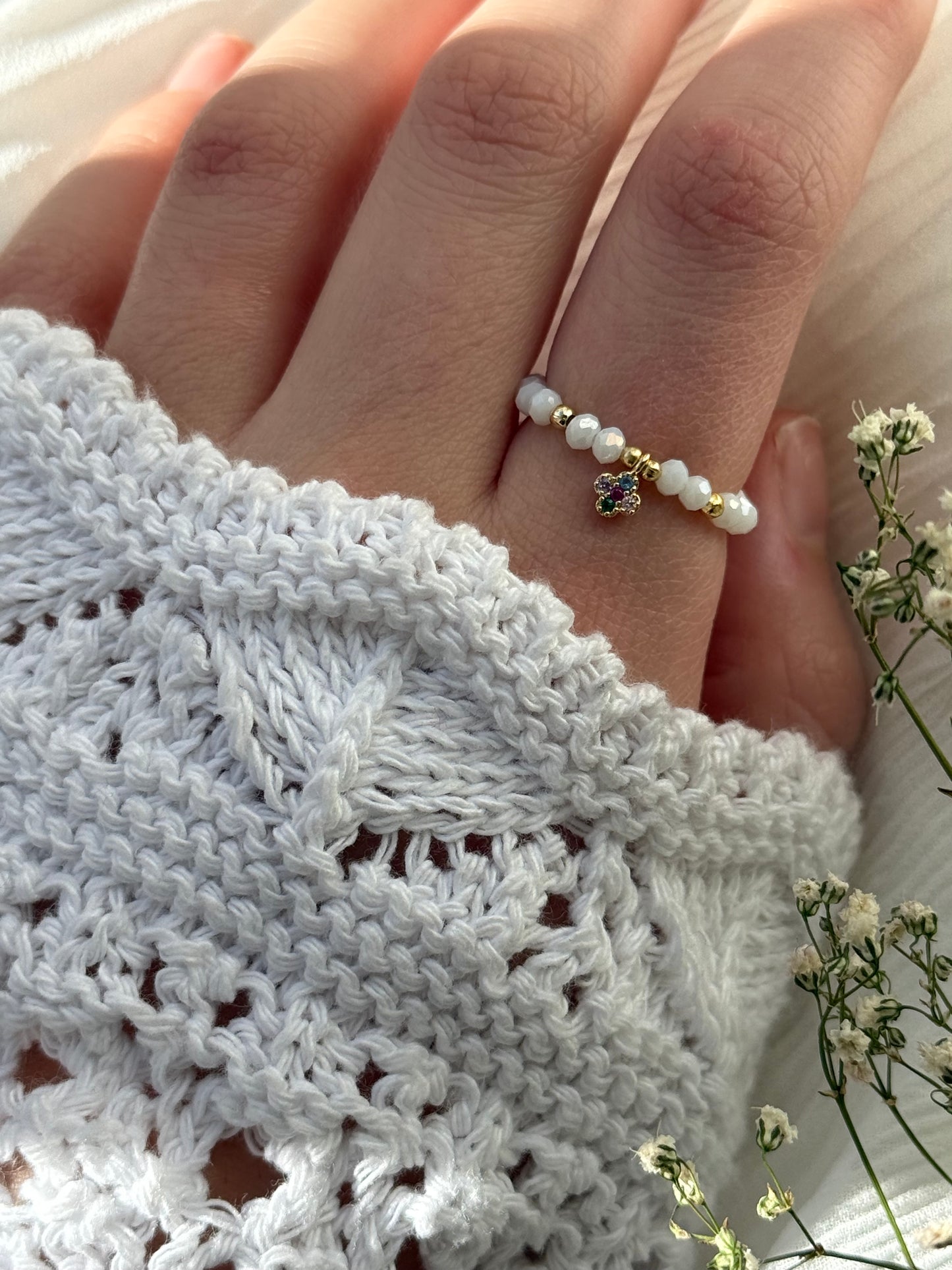 Perlenring mit Weißen Kristallperlen, Goldenen Perlen + Kleeblatt Anhänger  - 2139