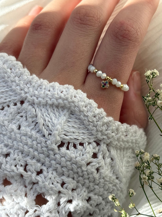 Perlenring mit Weißen Kristallperlen, Goldenen Perlen + Kleeblatt Anhänger  - 2139