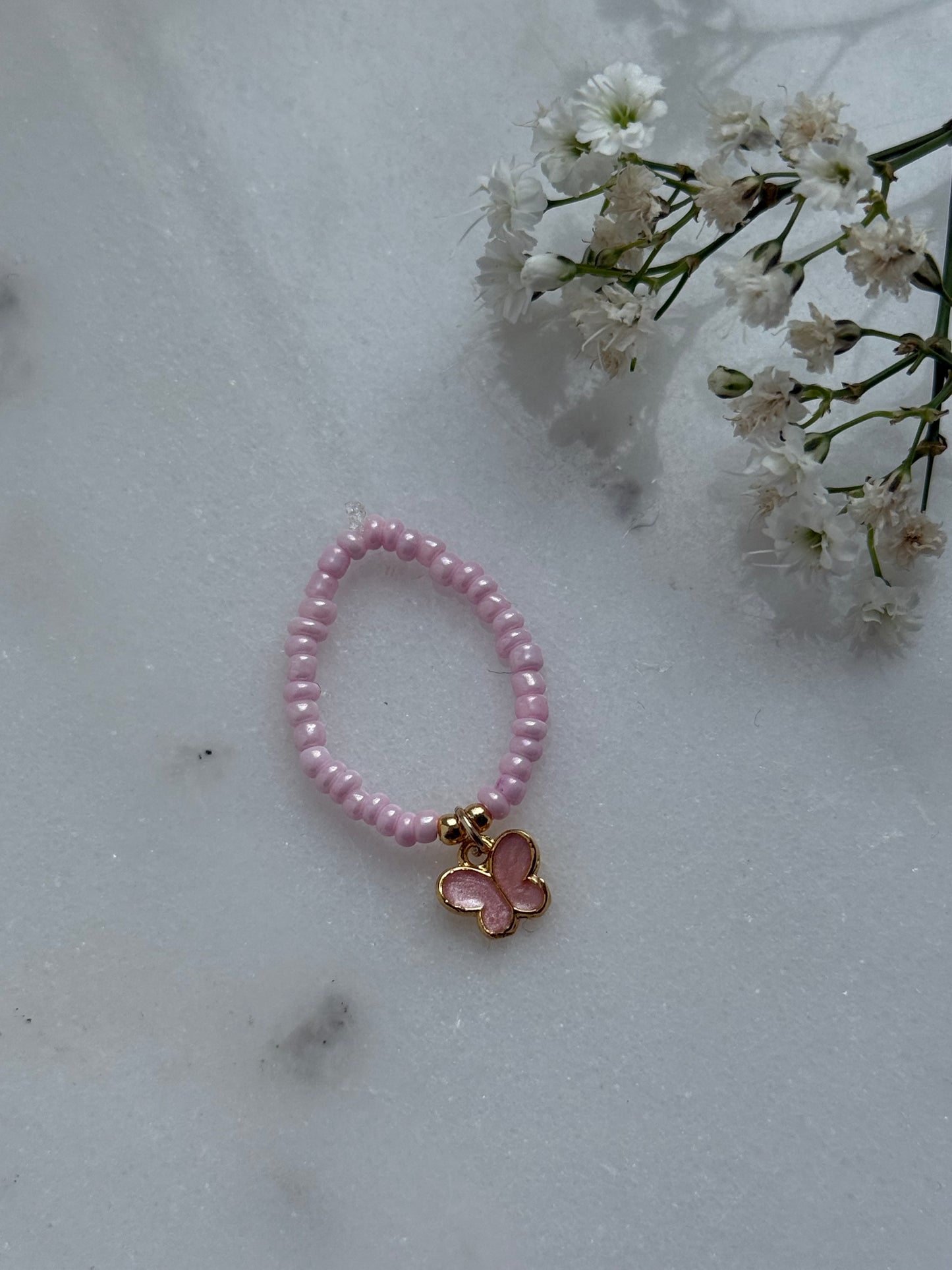 Perlenring mit Rosa Perlen, Goldenen Details + Schmetterling Anhänger - 10994