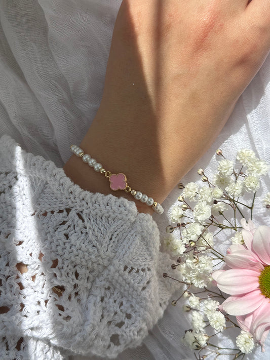 Perlenarmband mit Weißen Glasperlen und goldenen Details + Kleeblatt Anhänger - 10737