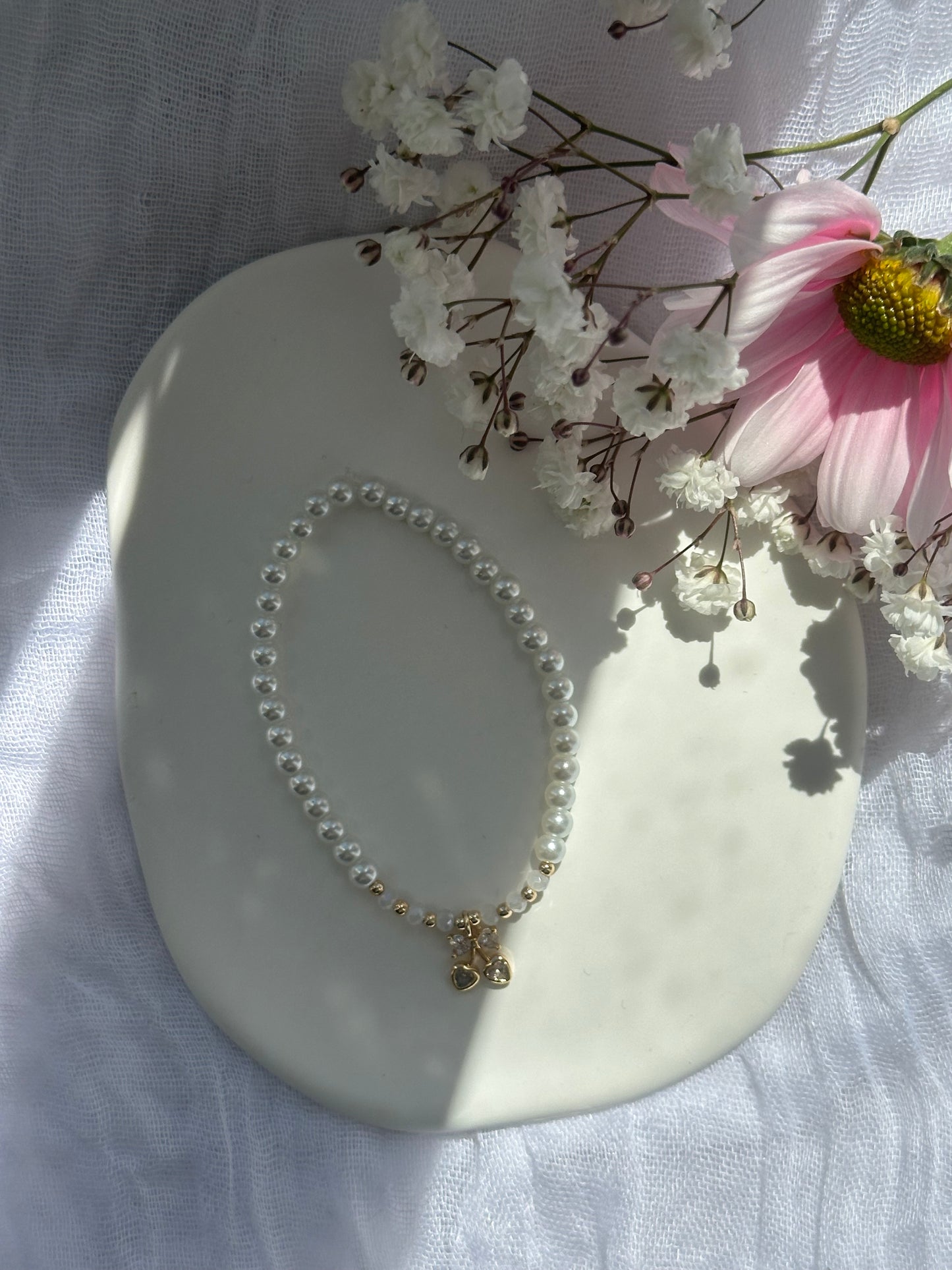 Perlenarmband mit Weißen Glasperlen und goldenen Details + Kirsch Anhänger - 10744