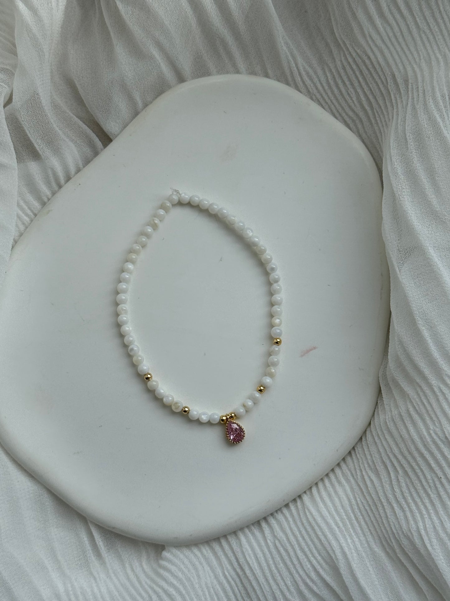 Perlenarmband mit Weißen Perlen, Goldenen Perlen + Rosa Tropfen Anhänger - 111172