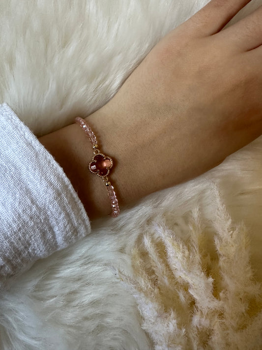 Perlenarmband mit beigen / rosanen Kristallperlen und Kleeblatt Anhänger - 10434