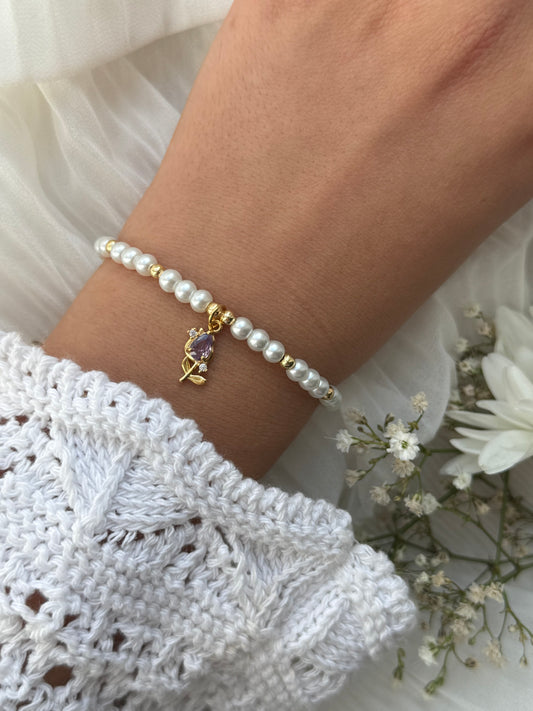 Perlenarmband mit Weißen Glasperlen, Goldenen Perlen + Lila Tulpen Anhänger - 10964