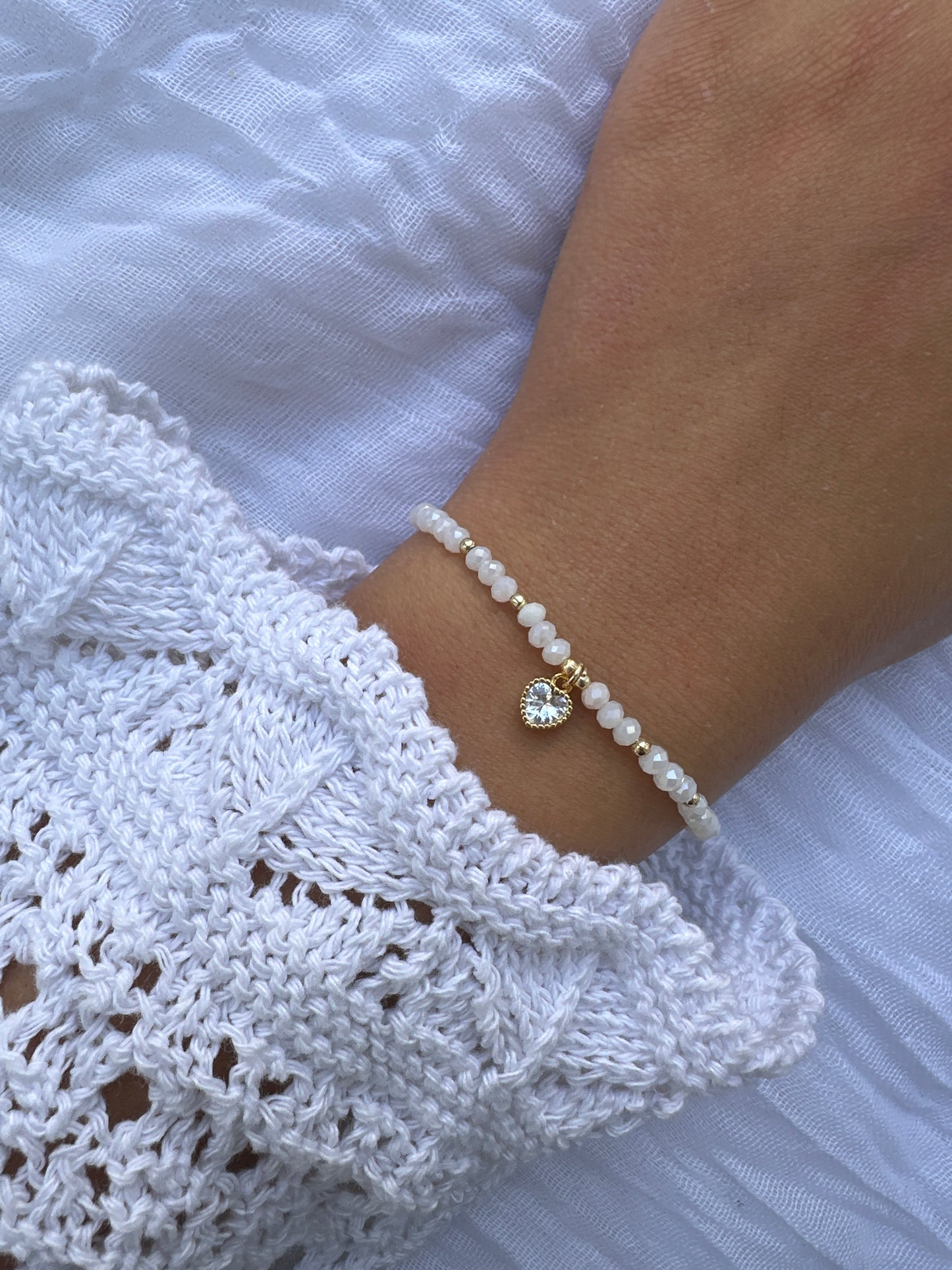 Perlenarmband mit Weißen Kristallperlen und Zirkonia Herz Anhänger - 10332