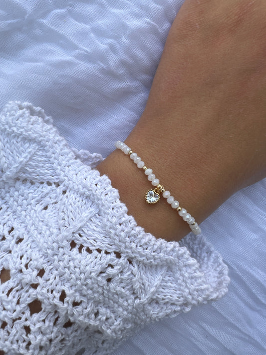 Perlenarmband mit Weißen Kristallperlen und Zirkonia Herz Anhänger - 10332