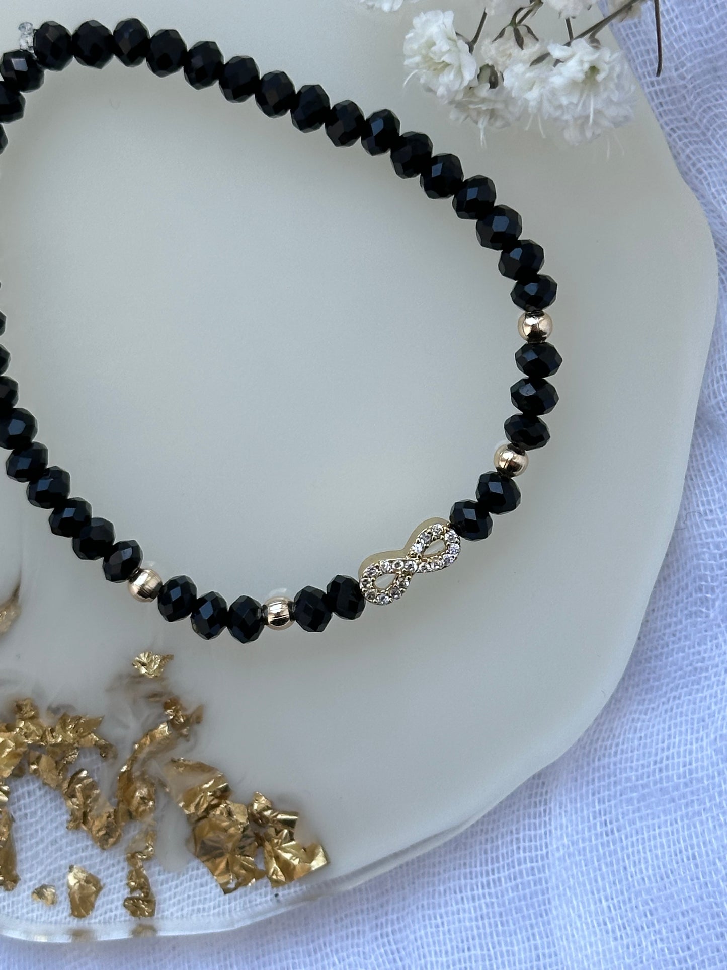 Perlenarmband mit Schwarzen Kristallperlen und Unendlichkeit Anhänger - 10503