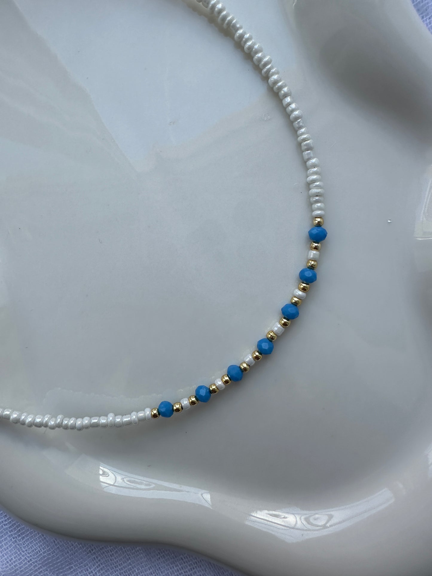 Perlenkette mit Weißen Perlen und Blauen Kristallperlen - 10143