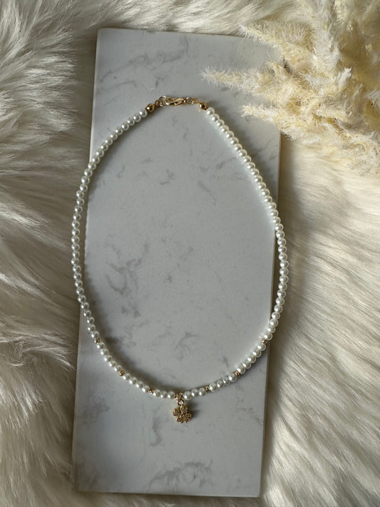 Perlenkette chocker weiß mit goldenen Kleeblatt Anhänger - 10182