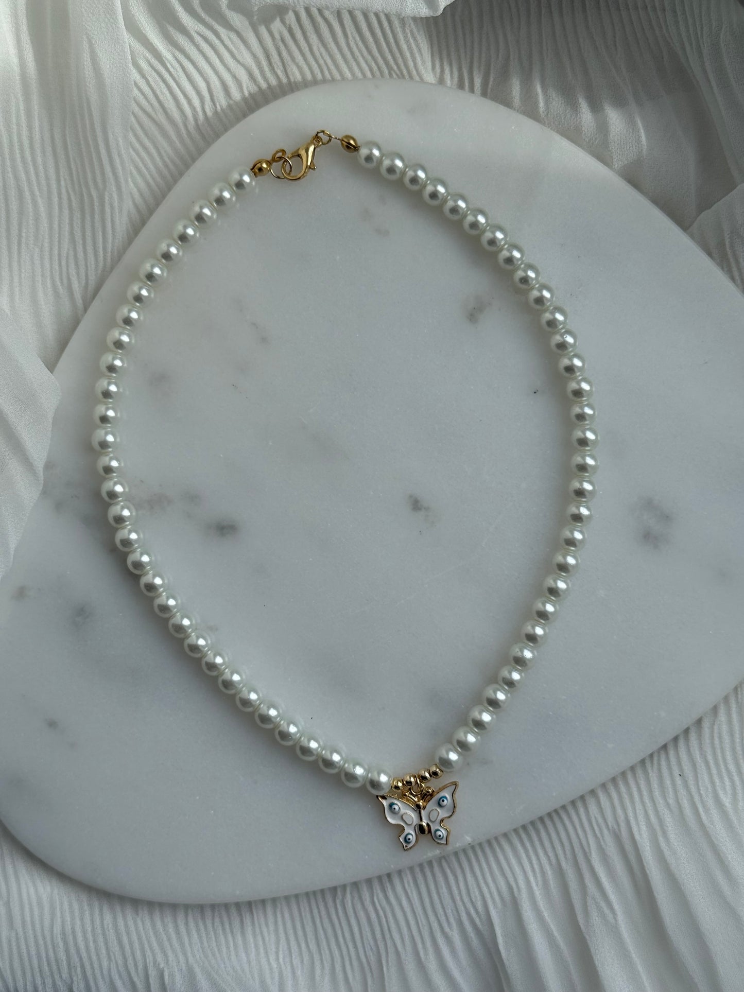 Perlenkette mit Weißen Glasperlen, Goldenen Details + Schmetterling Anhänger - 111164
