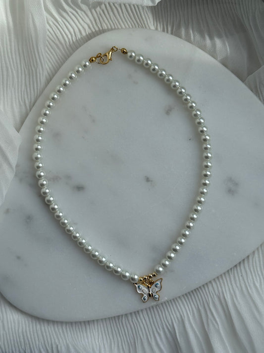 Perlenkette mit Weißen Glasperlen, Goldenen Details + Schmetterling Anhänger - 111164