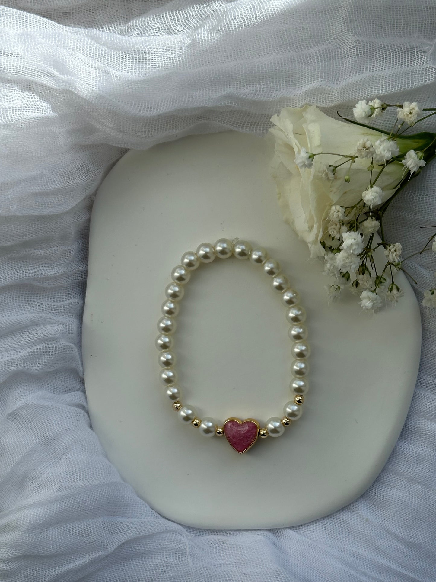 Perlenarmband mit Weißen Perlen und Herz Anhänger - 10557