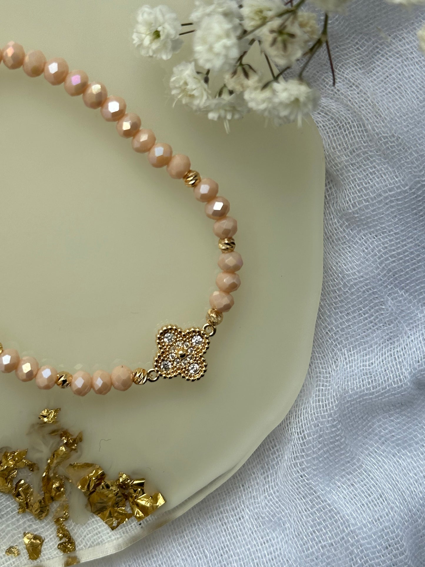 Perlenarmband mit Beigen Kristallperlen und Kleeblatt Anhänger - 10514