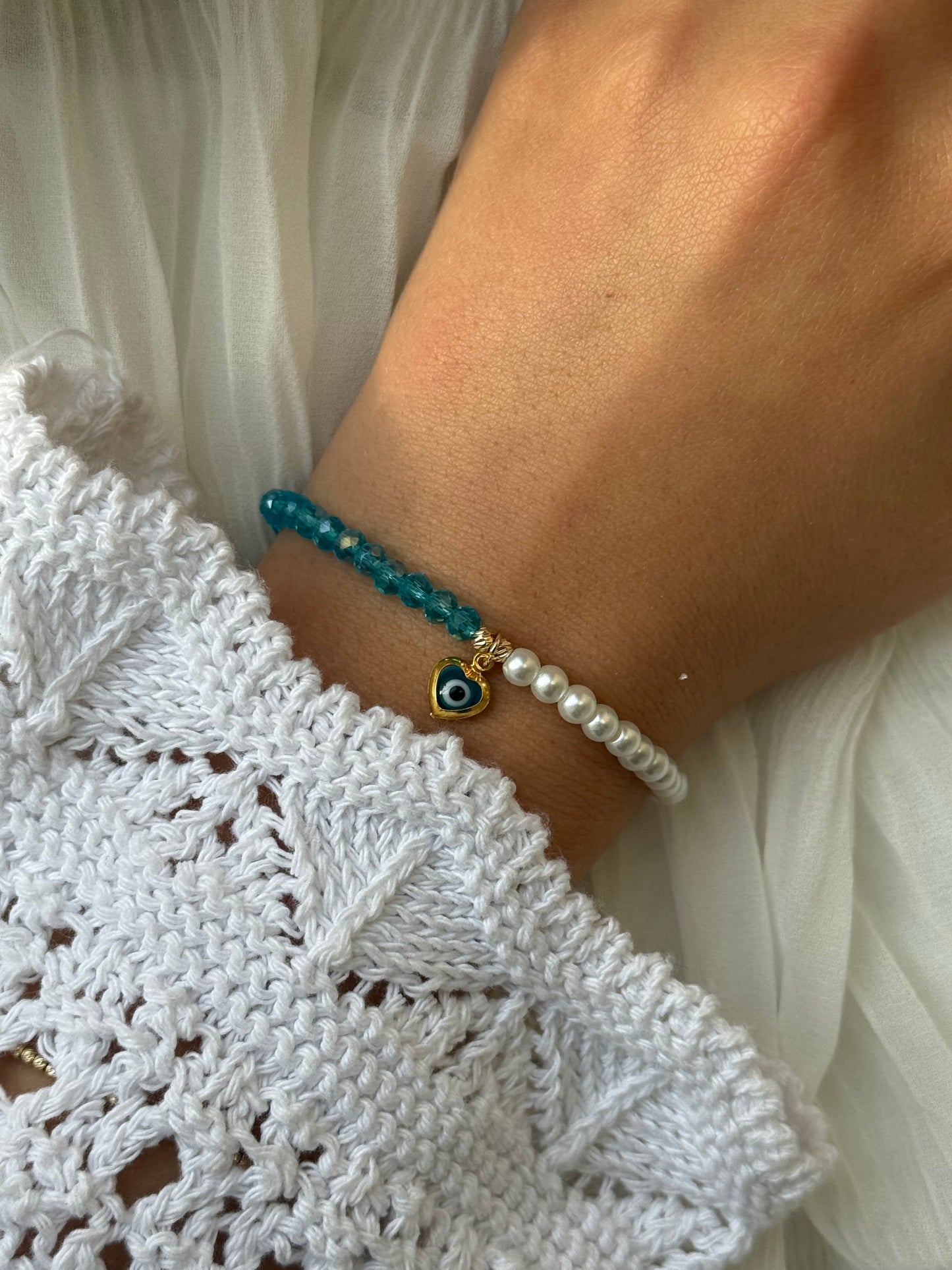 Perlenarmband half & half mit Weißen Glasperlen, Blauen Kristallperlen und Goldenen Perlen + Nazar Herz Anhänger - 111222