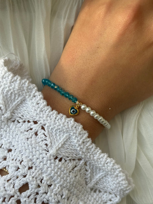 Perlenarmband half & half mit Weißen Glasperlen, Blauen Kristallperlen und Goldenen Perlen + Nazar Herz Anhänger - 111222