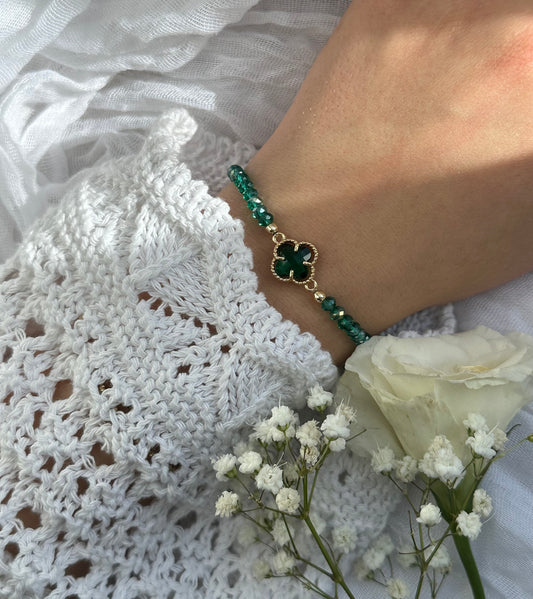 Perlenarmband mit Grünen Kristallperlen und Kleeblatt Anhänger - 10545