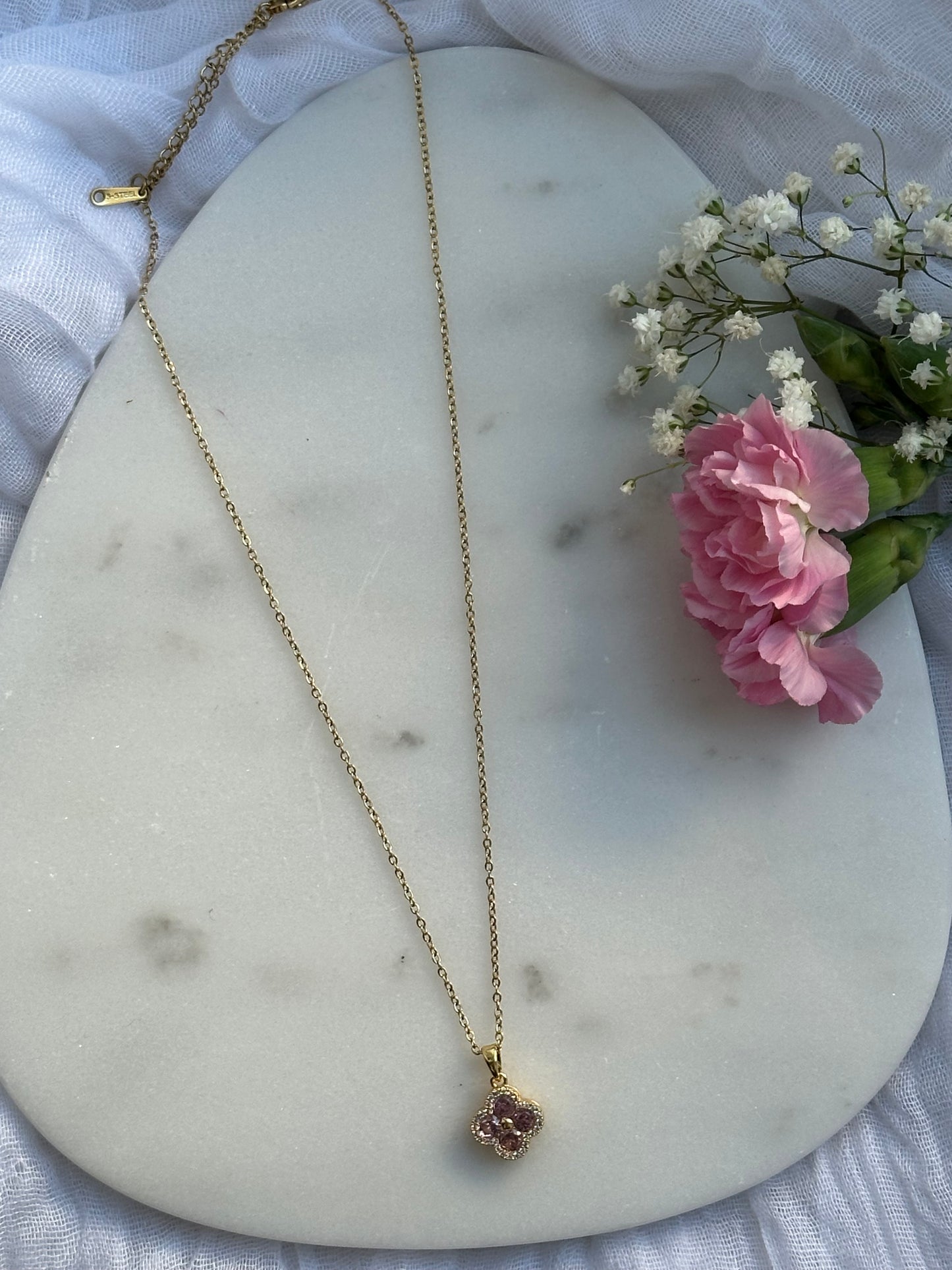 Goldene Halskette mit Kleeblatt Anhänger - 10640