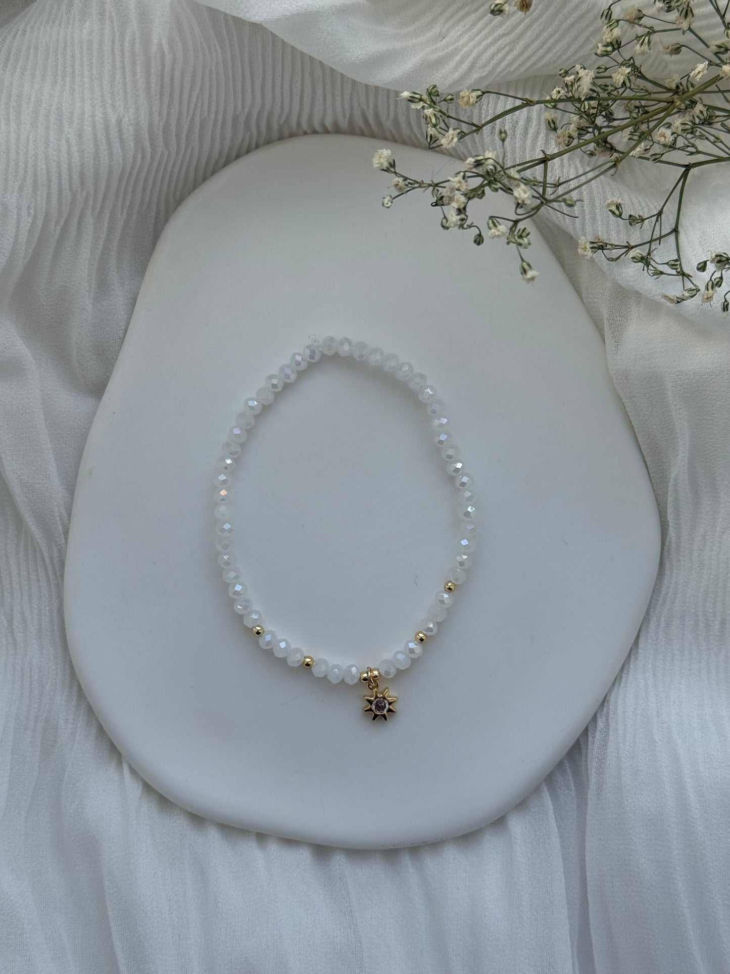 Perlenarmband mit Weißen Kristallperlen, Goldenen Perlen + Sonnen Anhänger - 2111