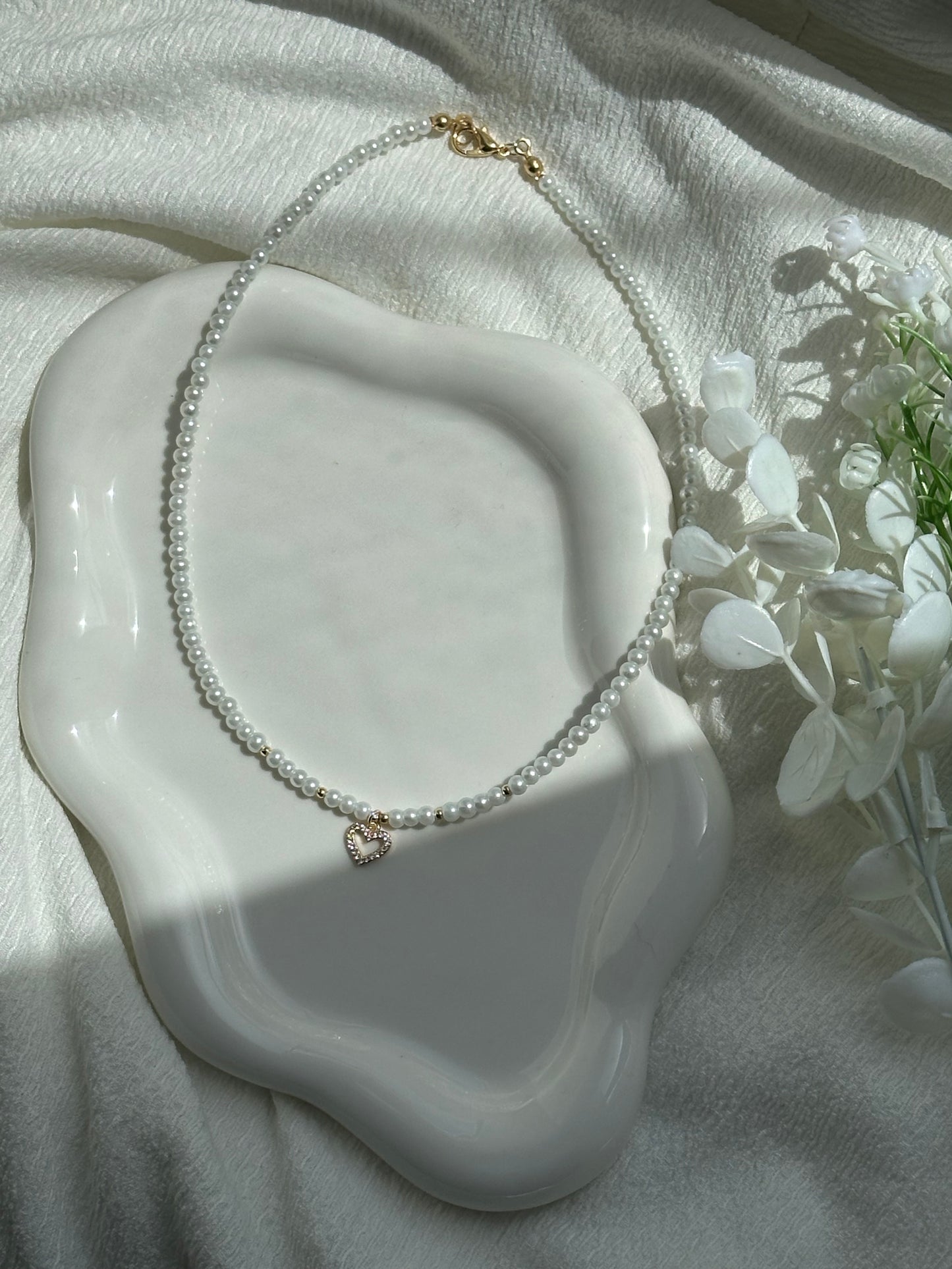 Perlenkette mit Weißen Perlen und goldenen Herz Anhänger - 10208