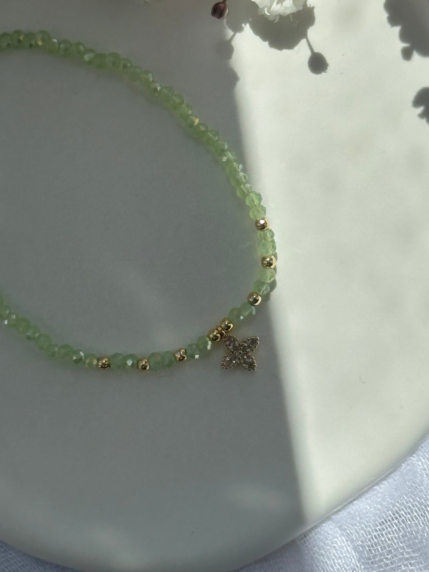 Perlenarmband mit Grünen Kristallperlen und goldenen Details + Zirkonia Anhänger - 10715