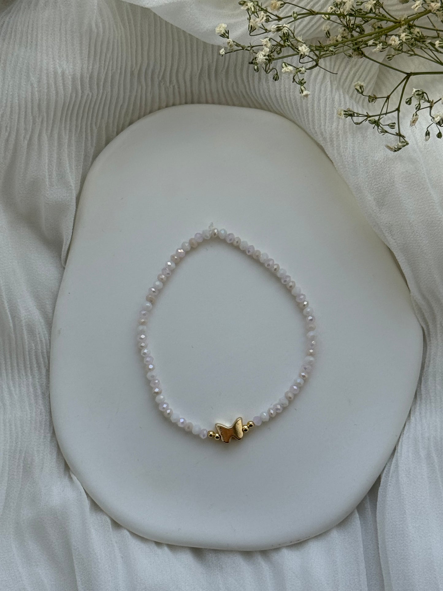 Perlenarmband mit Rosa und Weißen Kristallperlen, Goldenen Perlen + Schmetterling Anhänger - 2114