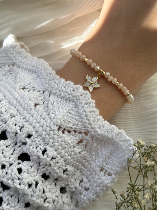 Perlenarmband mit Beigen Kristallperlen und Goldenen Perlen + Blumen Anhänger - 2095