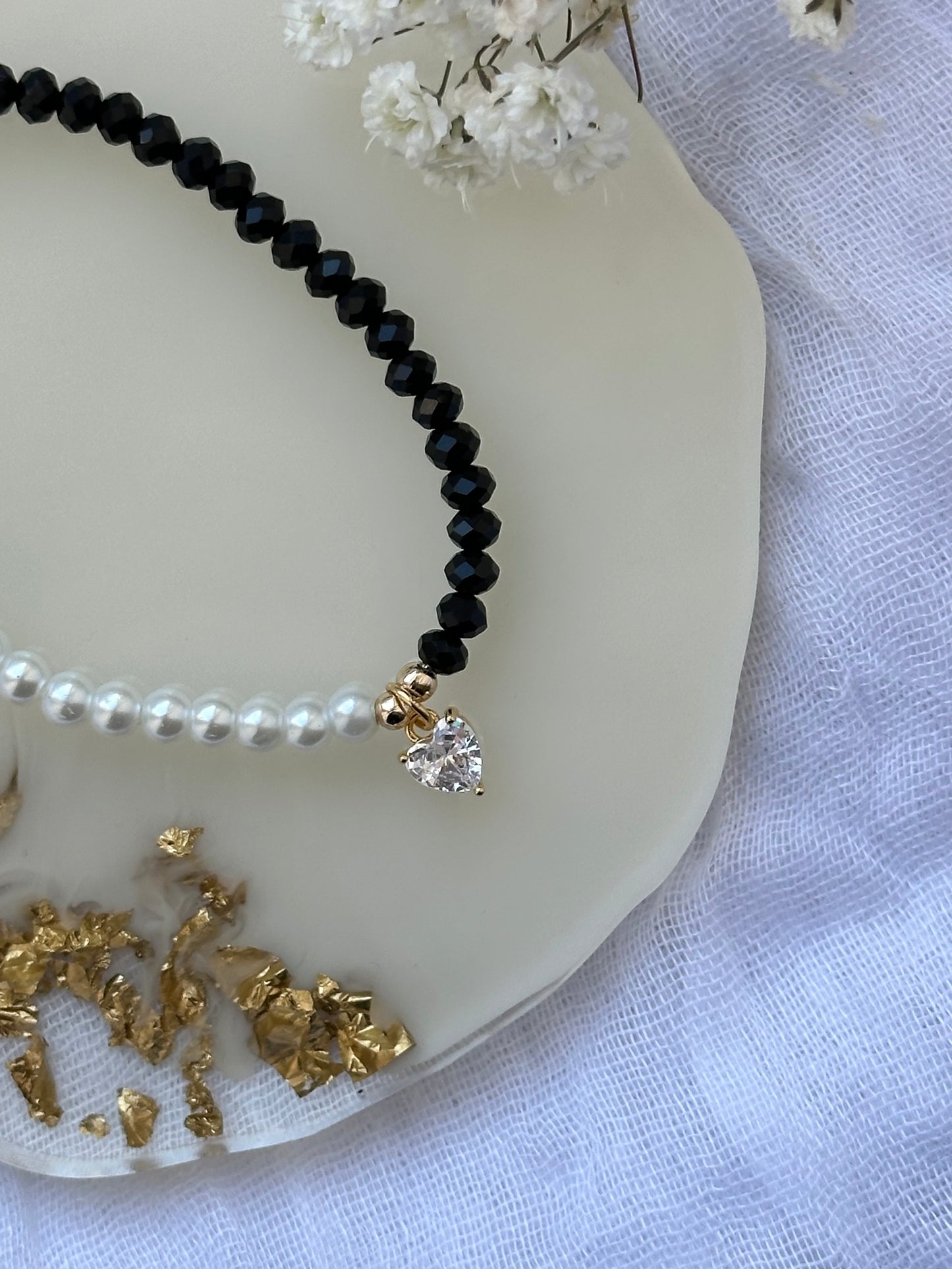 Half & Half Perlenarmband mit Schwarzen Kristallperlen und Weißen Glasperlen + Herz Anhänger - 10502
