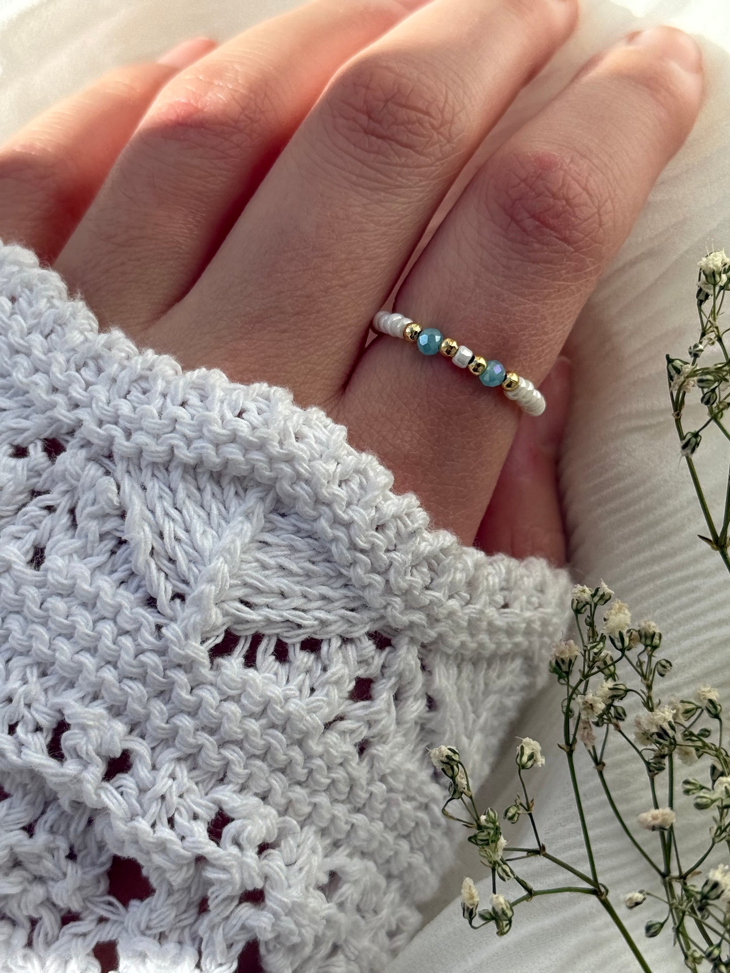 Perlenring mit Weißen Perlen und Blauen Kristallperlen und Goldenen Details - 2137