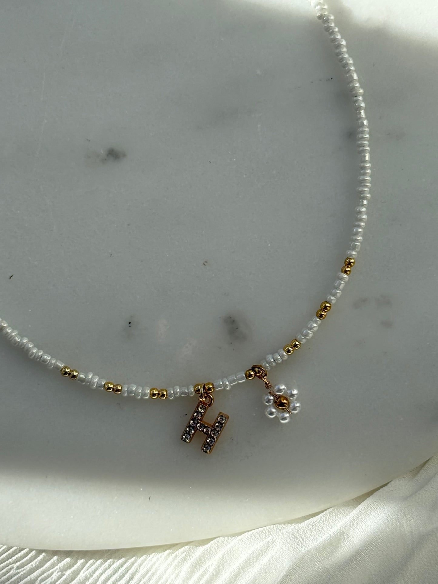 Perlenkette personalisiert mit Weißen Perlen, Goldenen Perlen + Blumen Anhänger - 2160