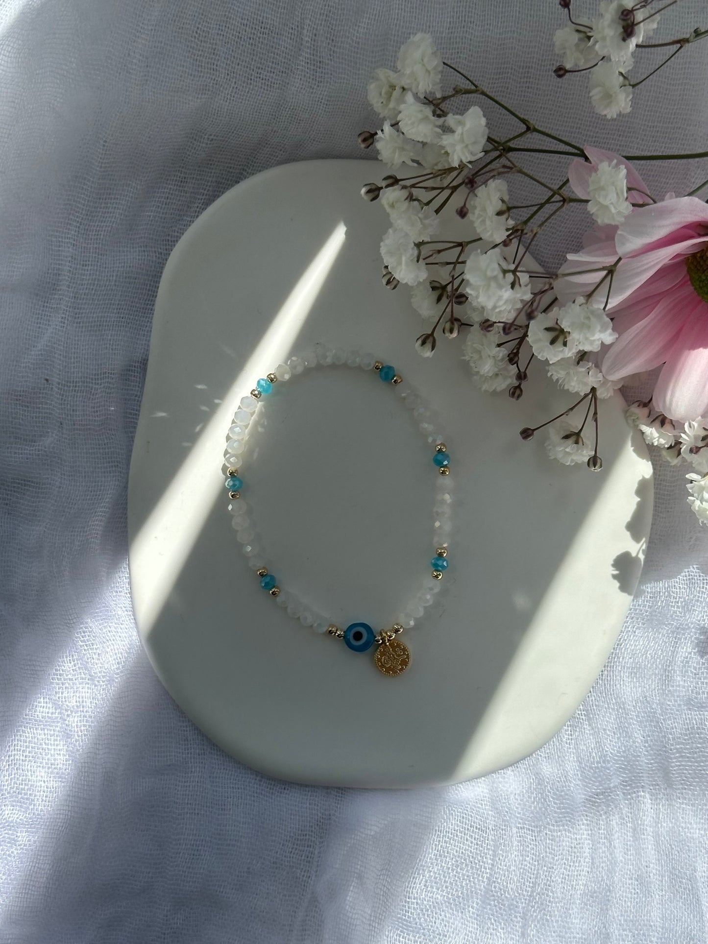 Perlenarmband mit Weißen und Blauen Kristallperlen und goldenen Details + Nazar und Goldene Taler Anhänger - 10757