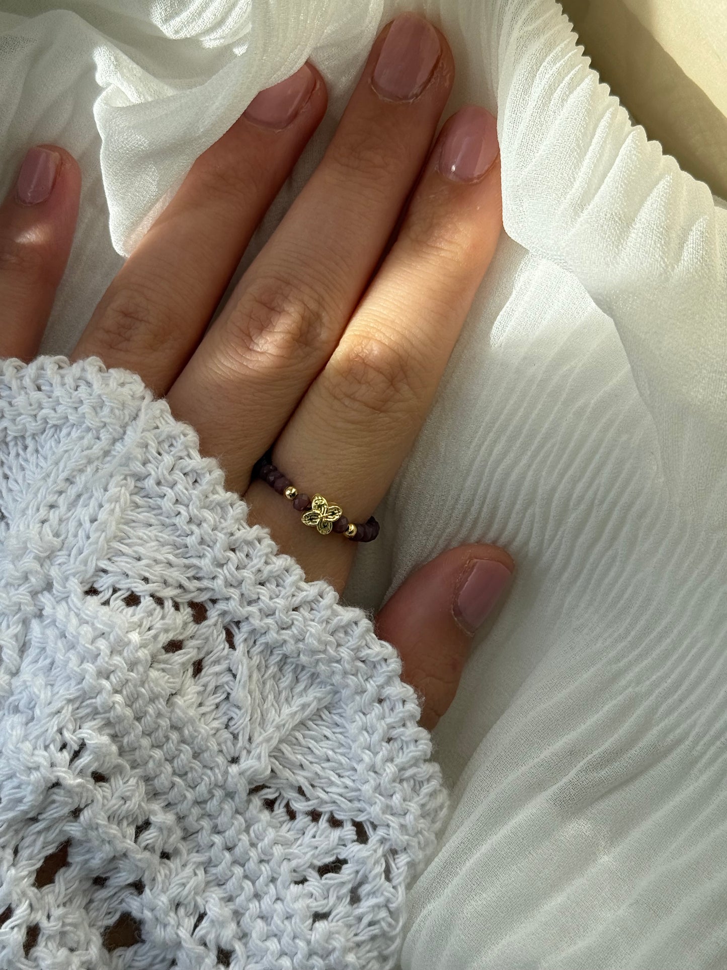 Perlenring mit Braunen Kristallperlen, Goldenen Details + Kleeblatt Anhänger - 111195