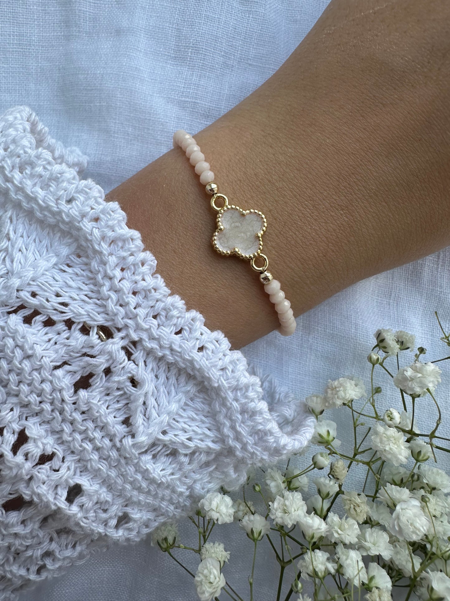 Perlenarmband mit Beigen Kristallperlen und Kleeblatt Anhänger - 10485