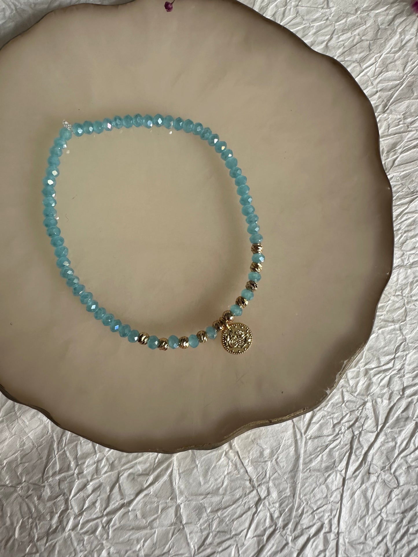 Perlenarmband mit Hellblauen Kristallperlen und Goldenen Taler Anhänger - 10365