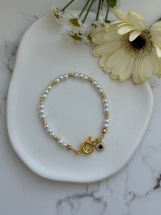 Perlenarmband mit Weißen Glasperlen und Goldenen Dorika Perlen + Zirkonia Stein Anhänger - 2083