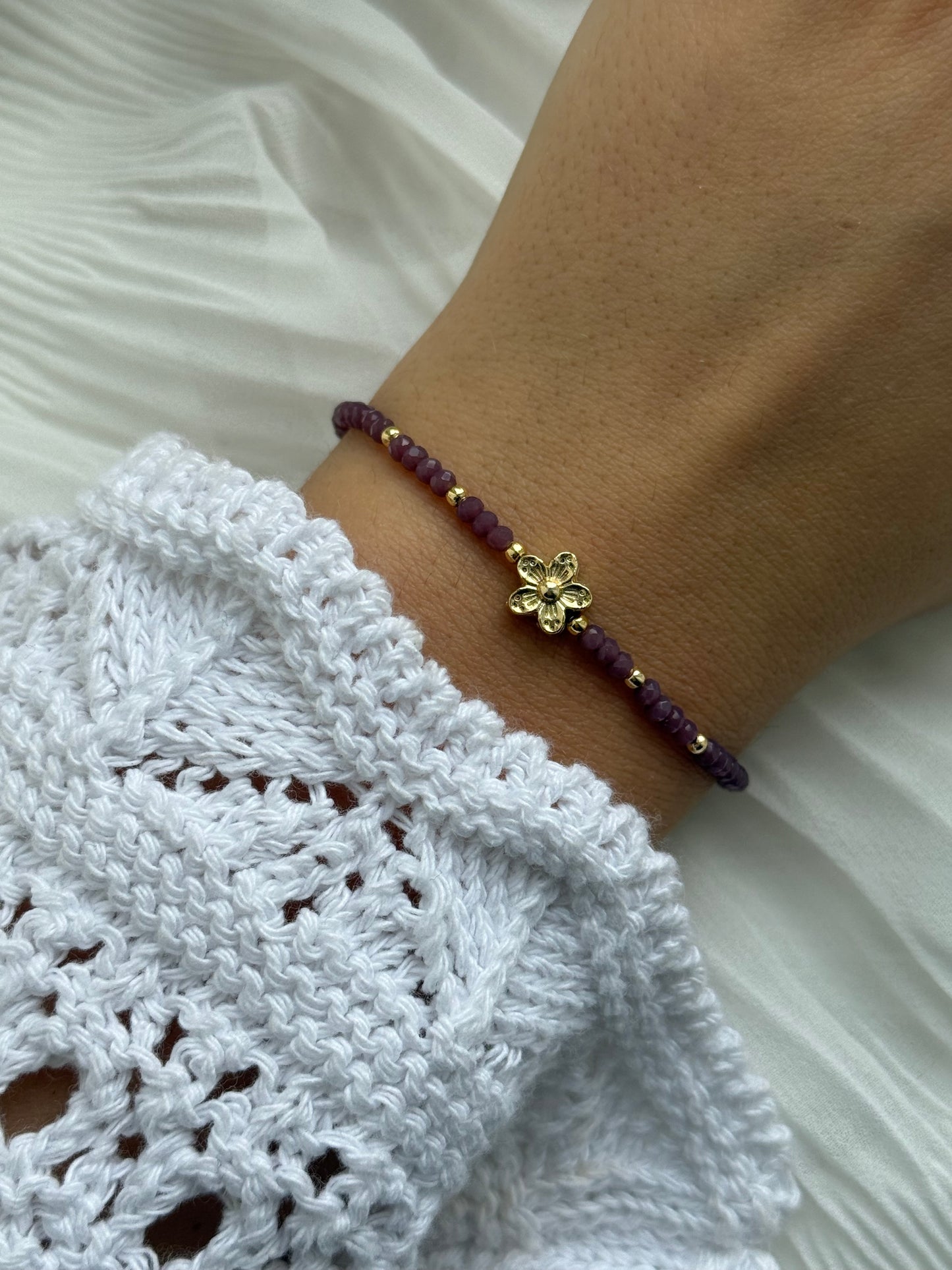 Perlenarmband mit Braunen/Lilanen Kristallperlen, Goldenen Details + Blumen Anhänger - 111189