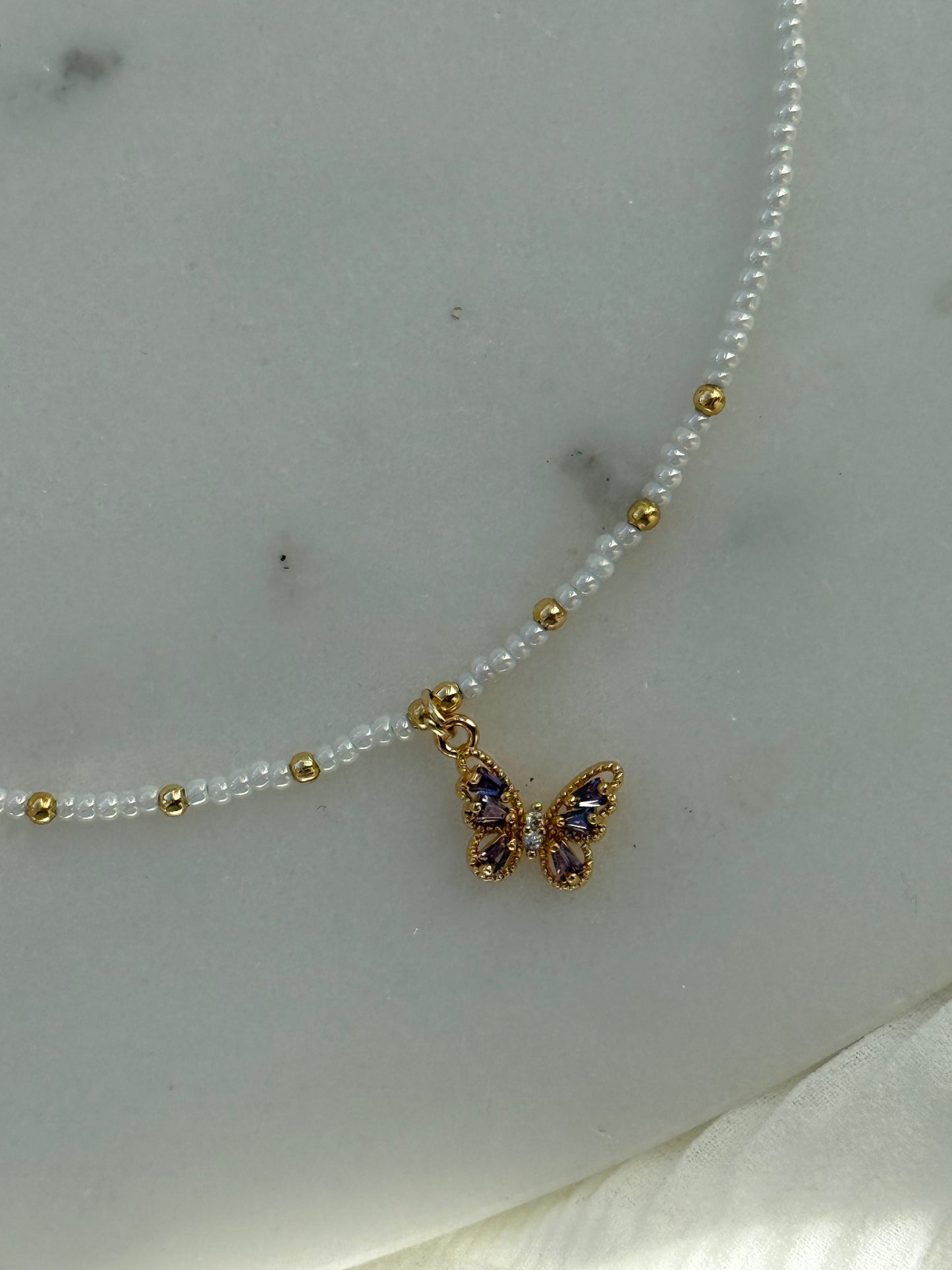 Perlenkette mit Weißen Perlen, Goldenen Perlen + Schmetterling Anhänger - 2154