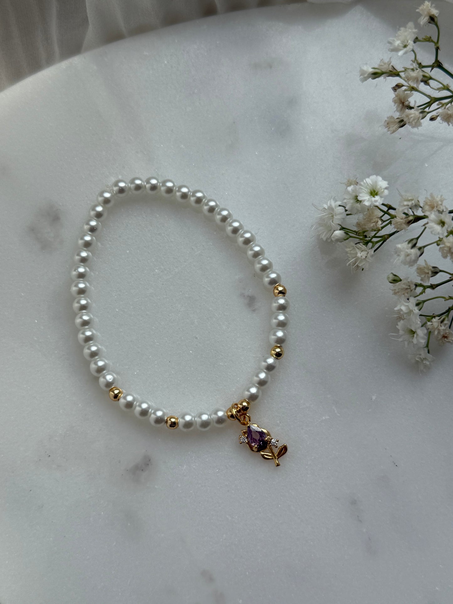 Perlenarmband mit Weißen Glasperlen, Goldenen Perlen + Lila Tulpen Anhänger - 10964