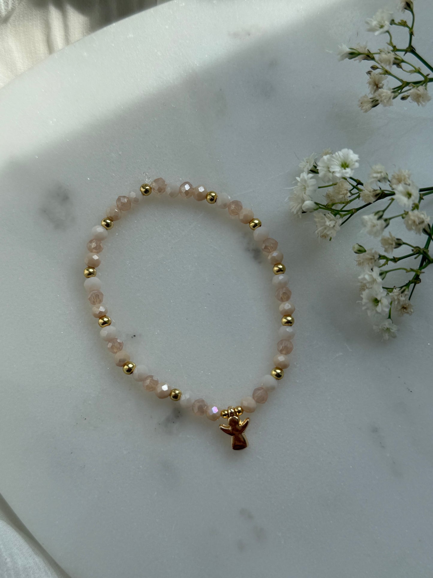 Perlenarmband mit Beigen Kristallperlen, Goldenen Perlen + Engel Anhänger - 10965