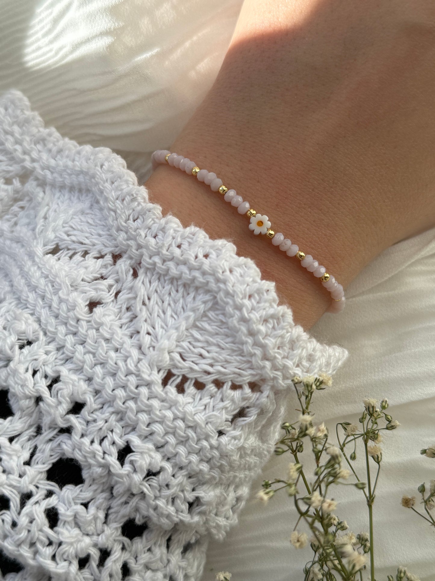 Perlenarmband mit Flieder farbenen Kristallperlen, Goldenen Perlen + Gänseblümchen Anhänger - 2117