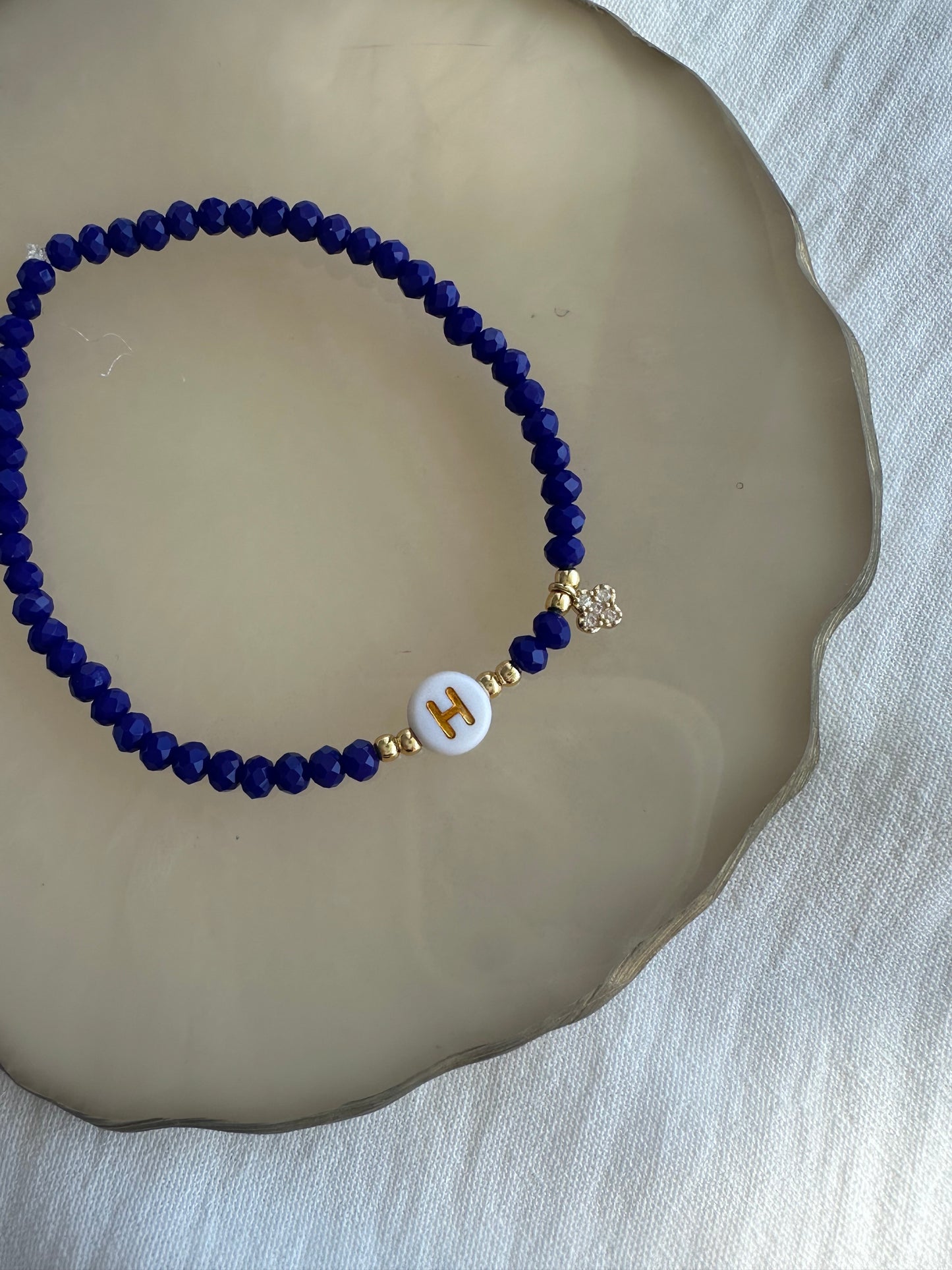 Perlenarmband personalisiert mit Blauen Kristallperlen und Kleeblatt Anhänger - 10264