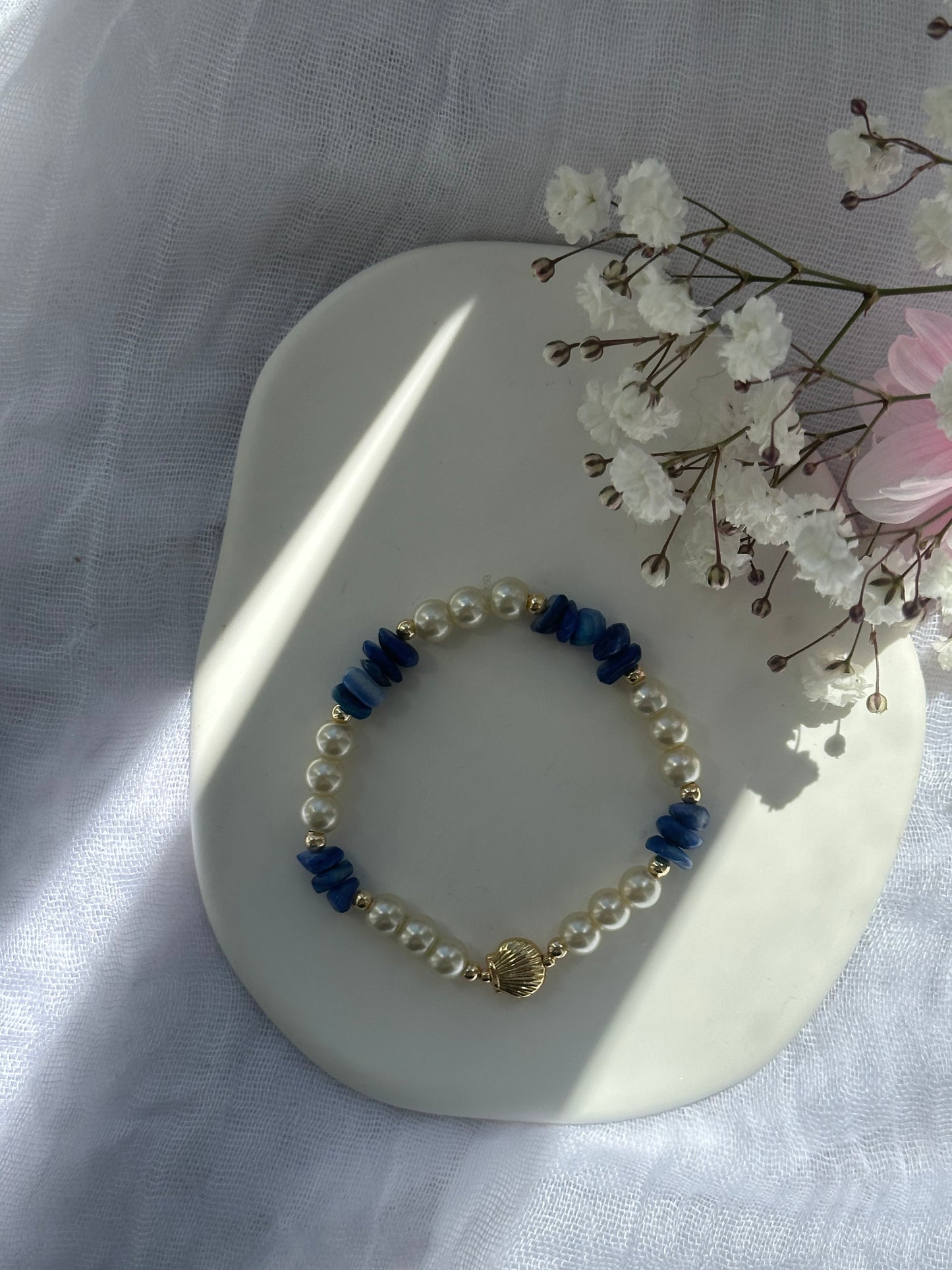 Perlenarmband mit Beigen Glasperlen und Blauen Edelsteinen und goldenen Details + Muschel Anhänger - 10734