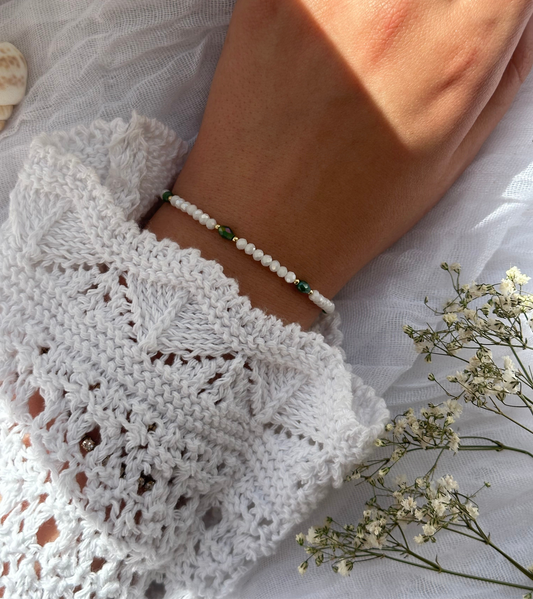 Perlenarmband mit Weißen, Grünen Kristallperlen und goldenen Perlen - 10825