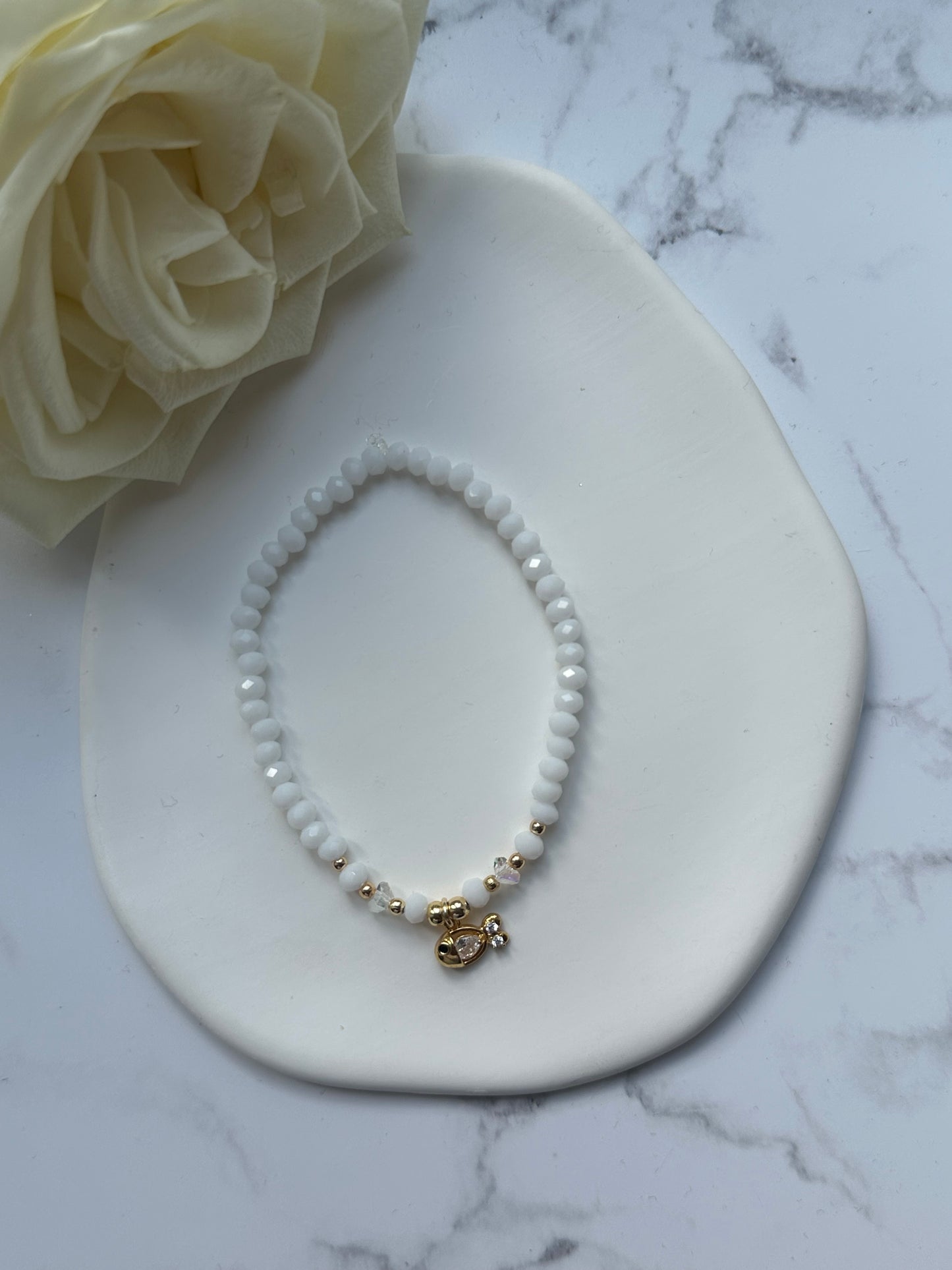 Perlenarmband mit Weißen Kristallperlen und Goldenen Perlen + Fisch Anhänger - 10874