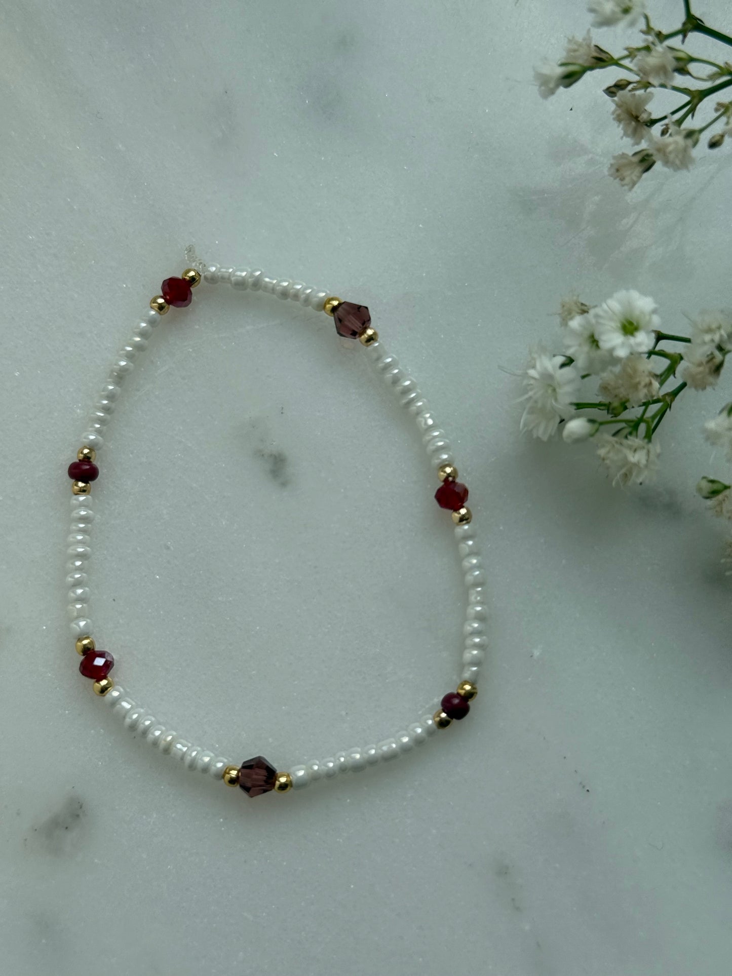 Perlenarmband mit Weißen Perlen, Goldenen Perlen + Kristallperlen - 10958