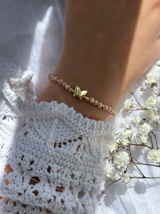 Perlenarmband mit Beigen Kristallperlen und goldenen Details + Schmetterling Anhänger - 10759