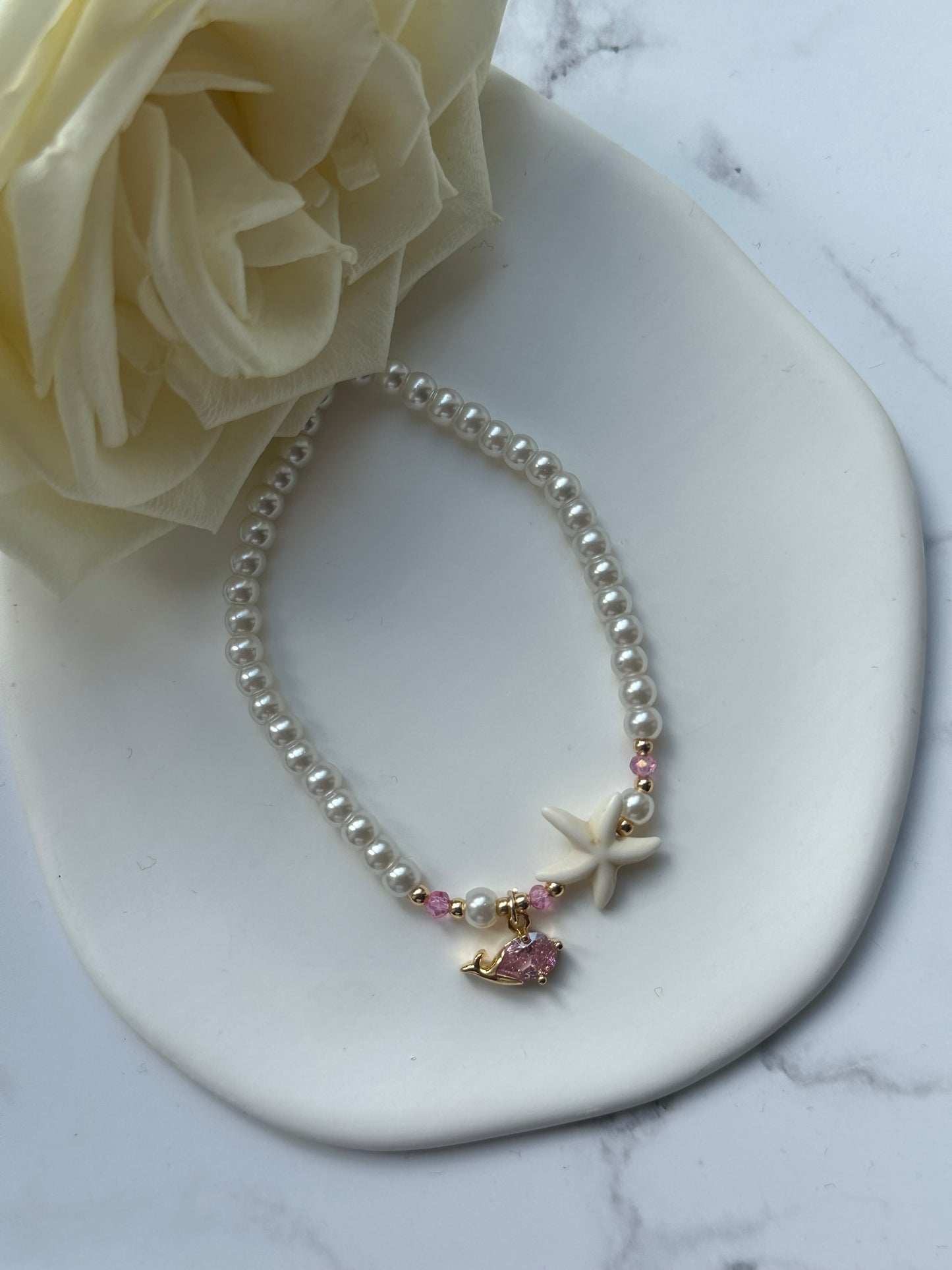 Perlenarmband mit Weißen Glasperlen, Rosa Kristallperlen und Goldenen Perlen + Muschel und Delfin Anhänger - 10877