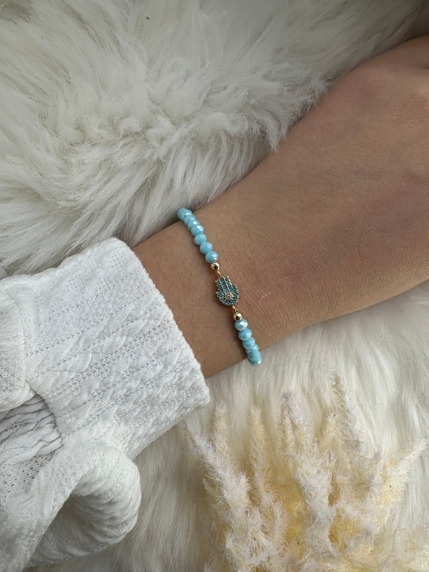 Perlenarmband Hellblau mit Fatimas Hand Anhänger - 10356