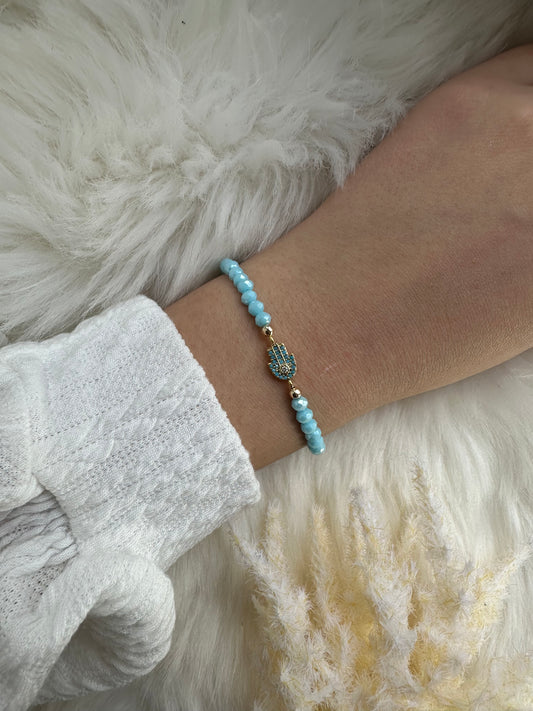 Perlenarmband Hellblau mit Fatimas Hand Anhänger - 10356